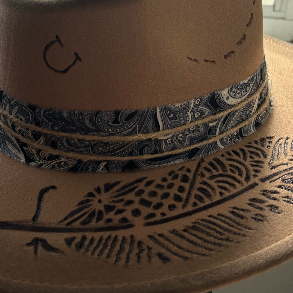 Rancher Hat with Feather Design - Picture 5 of 7